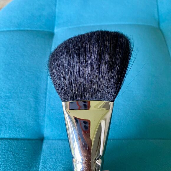 Hakuhodo Large Fluffy Face body Finishing Angle Powder Brush - Rare - Picture 3 of 7